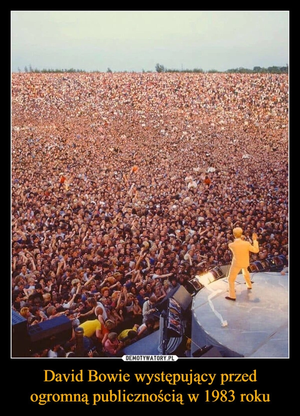 
    David Bowie występujący przed ogromną publicznością w 1983 roku