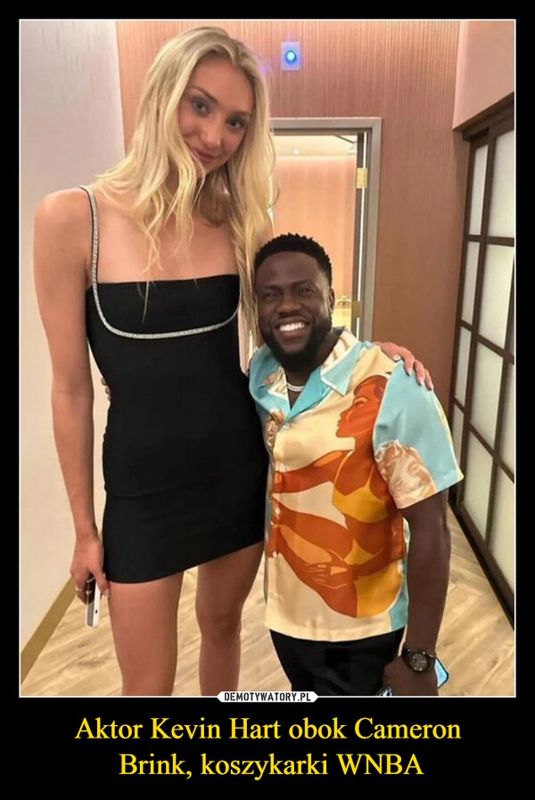 
    Aktor Kevin Hart obok Cameron
 Brink, koszykarki WNBA
