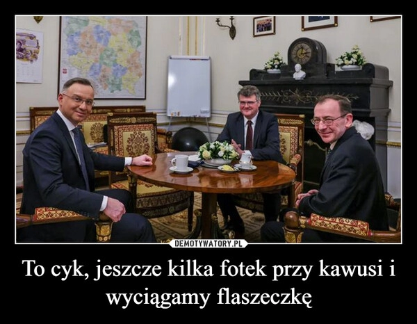 
    To cyk, jeszcze kilka fotek przy kawusi i wyciągamy flaszeczkę