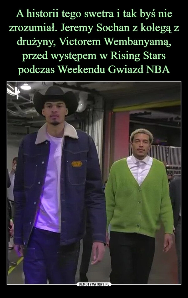 
    A historii tego swetra i tak byś nie zrozumiał. Jeremy Sochan z kolegą z drużyny, Victorem Wembanyamą, przed występem w Rising Stars podczas Weekendu Gwiazd NBA