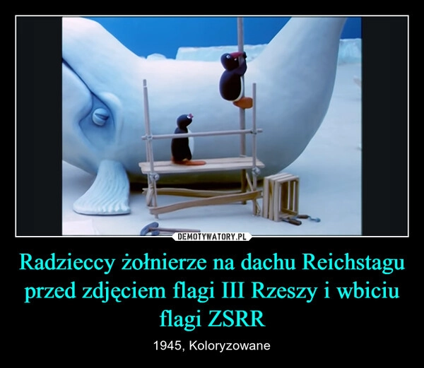 
    Radzieccy żołnierze na dachu Reichstagu przed zdjęciem flagi III Rzeszy i wbiciu flagi ZSRR