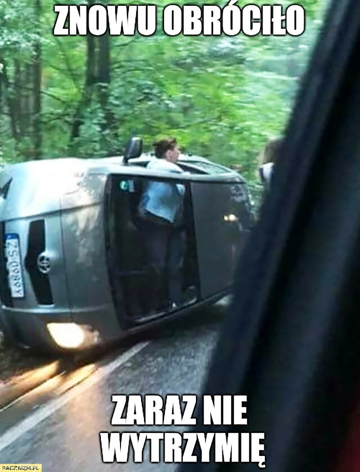 
    Znowu obróciło zaraz nie wytrzymam kobieta stoi w aucie po dachowaniu wypadku