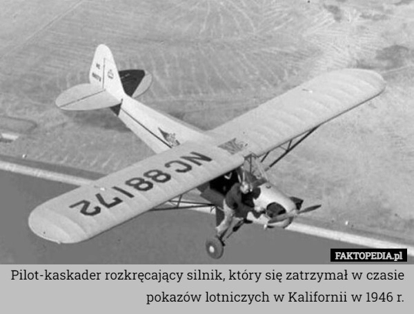 
    Pilot-kaskader rozkręcający silnik, który się zatrzymał w czasie pokazów