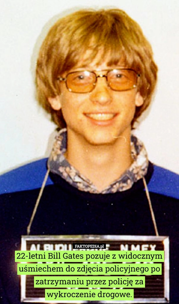 
    22-letni Bill Gates pozuje z widocznym uśmiechem do zdjęcia policyjnego