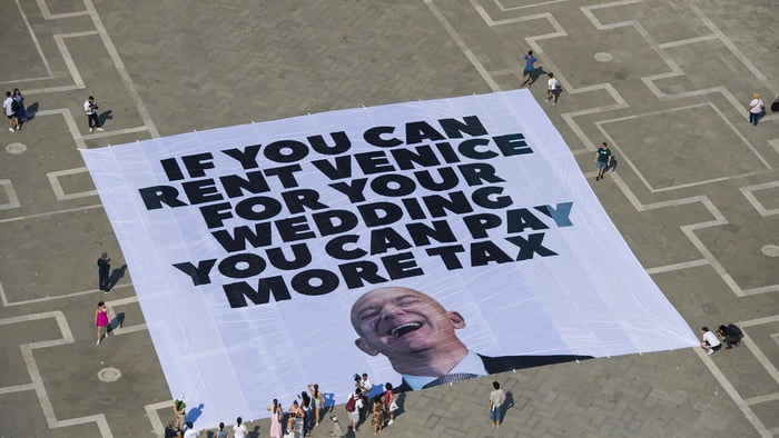 
    Anti-Bezos protest in Venice for his wedding. Not even that subtle.