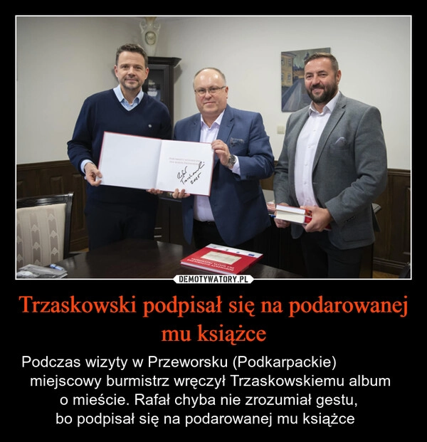 
    Trzaskowski podpisał się na podarowanej mu książce