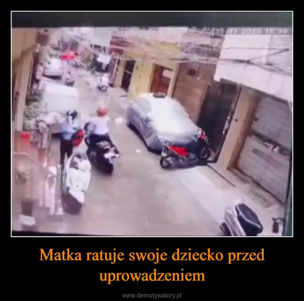
    Matka ratuje swoje dziecko przed uprowadzeniem