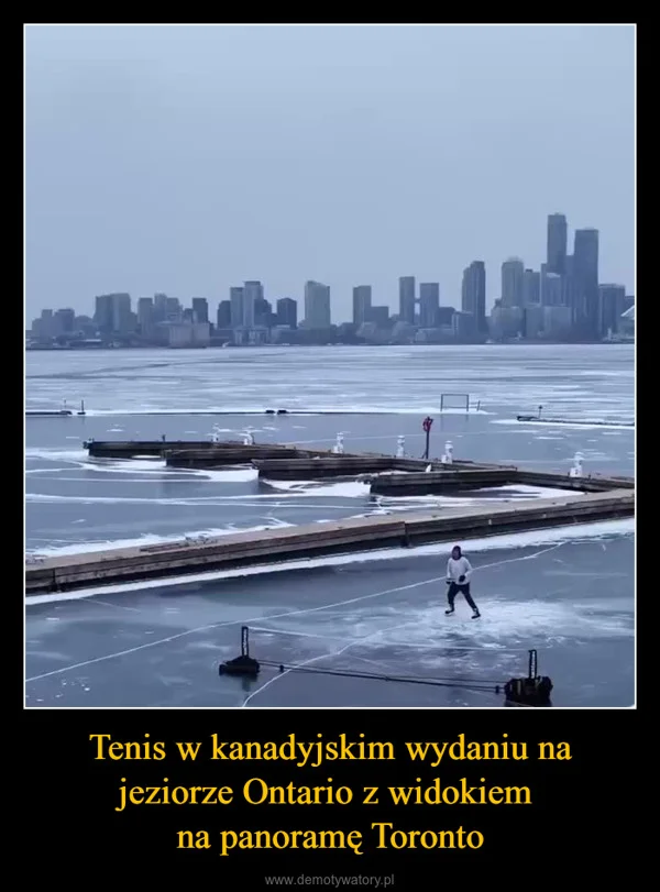 
    Tenis w kanadyjskim wydaniu na jeziorze Ontario z widokiem na panoramę Toronto