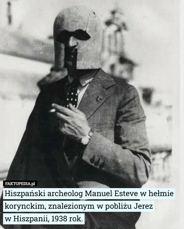 
    Hiszpański archeolog Manuel Esteve w hełmie korynckim, znalezionym w pobliżu...