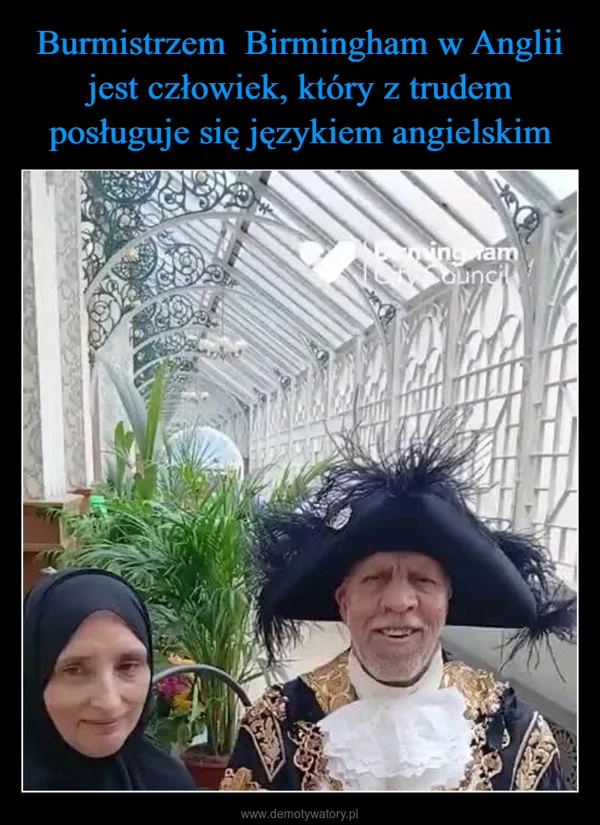 Burmistrzem Birmingham w Anglii jest człowiek, który z trudem posługuje się językiem angielskim