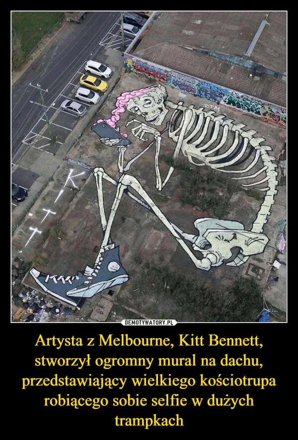 
    Artysta z Melbourne, Kitt Bennett, stworzył ogromny mural na dachu, przedstawiający wielkiego kościotrupa robiącego sobie selfie w dużych trampkach