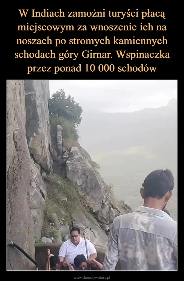 
    W Indiach zamożni turyści płacą miejscowym za wnoszenie ich na noszach po stromych kamiennych schodach góry Girnar. Wspinaczka przez ponad 10 000 schodów