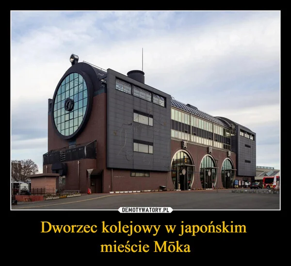 
    Dworzec kolejowy w japońskim mieście Mōka