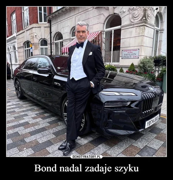 
    Bond nadal zadaje szyku