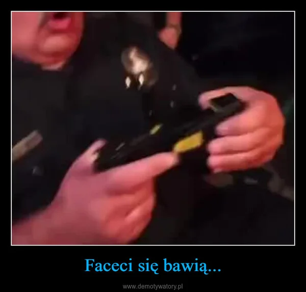 
    Faceci się bawią...