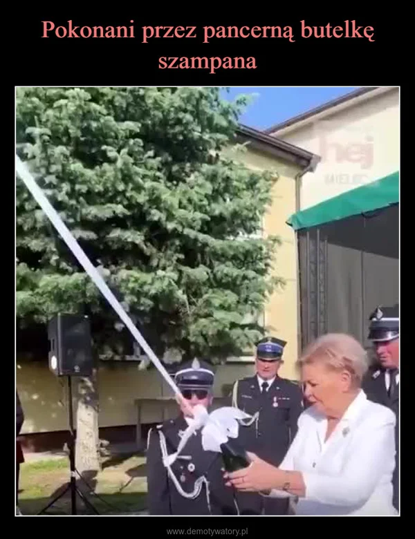 
    Pokonani przez pancerną butelkę szampana