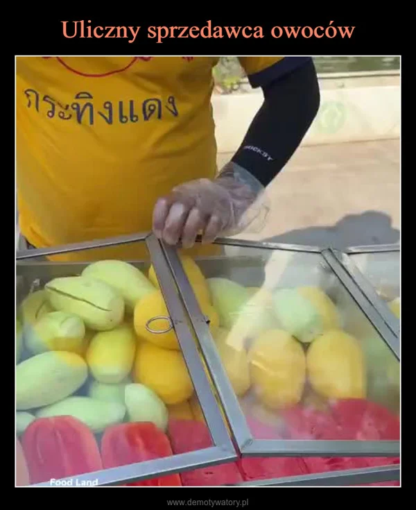 
    Uliczny sprzedawca owoców
