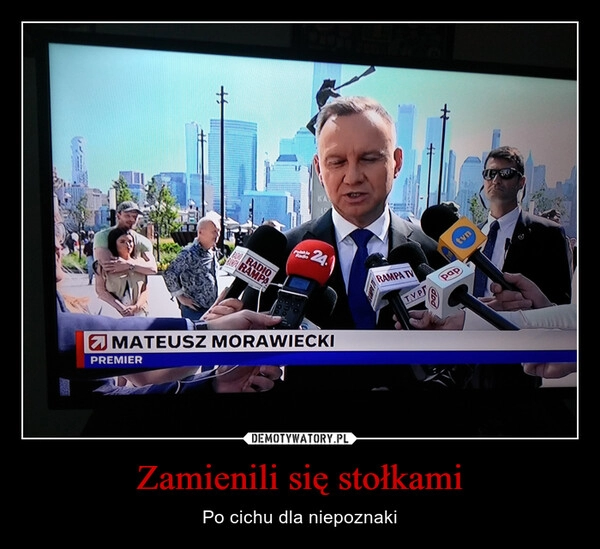 
    Zamienili się stołkami