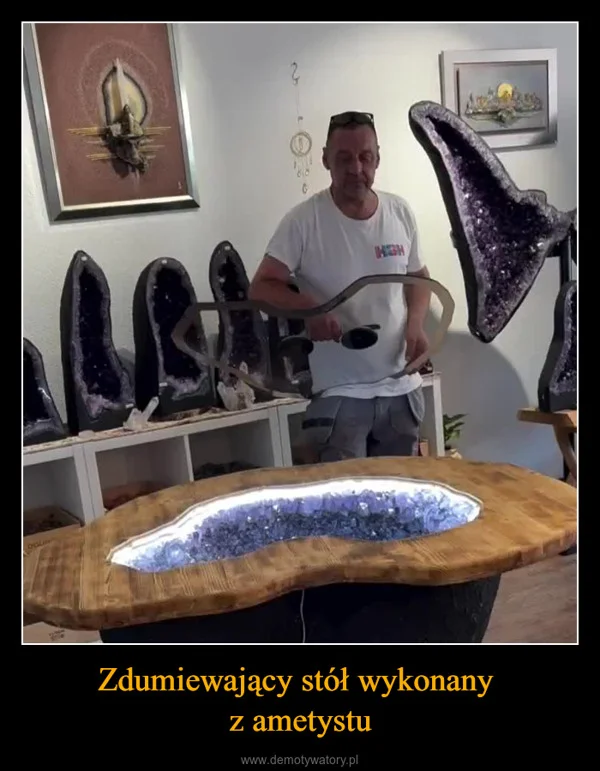 
    Zdumiewający stół wykonany z ametystu