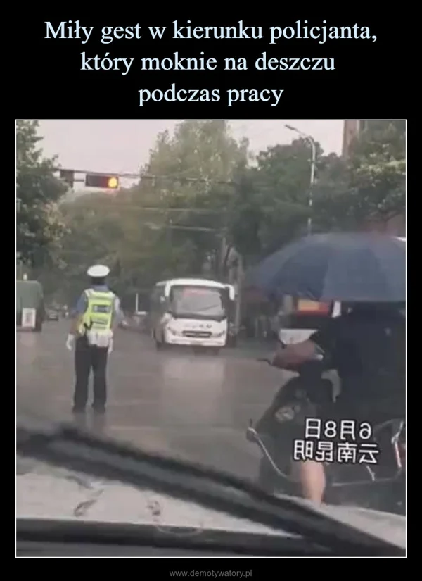 
    Miły gest w kierunku policjanta, który moknie na deszczu podczas pracy