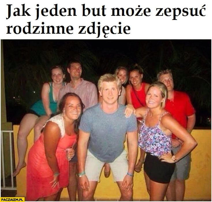 
    Jak jeden but może zepsuć rodzinne zdjęcie