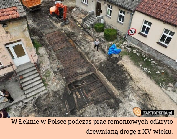 
    W Łeknie w Polsce podczas prac remontowych odkryto drewnianą drogę z XV