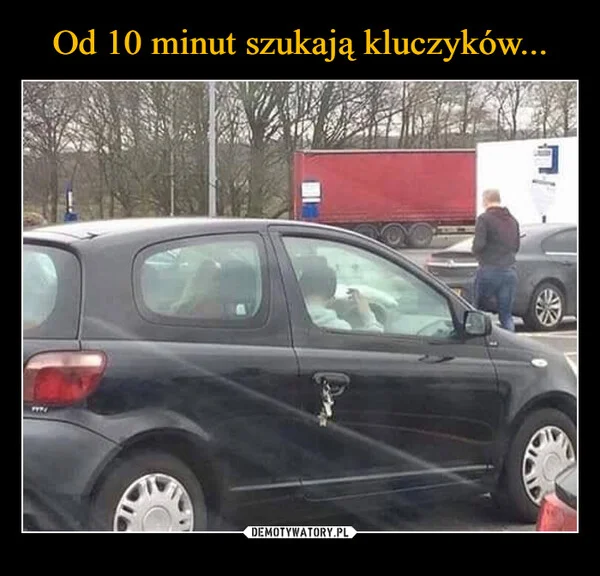 
    Od 10 minut szukają kluczyków...