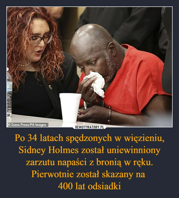 
    Po 34 latach spędzonych w więzieniu, Sidney Holmes został uniewinniony zarzutu napaści z bronią w ręku. Pierwotnie został skazany na 
400 lat odsiadki