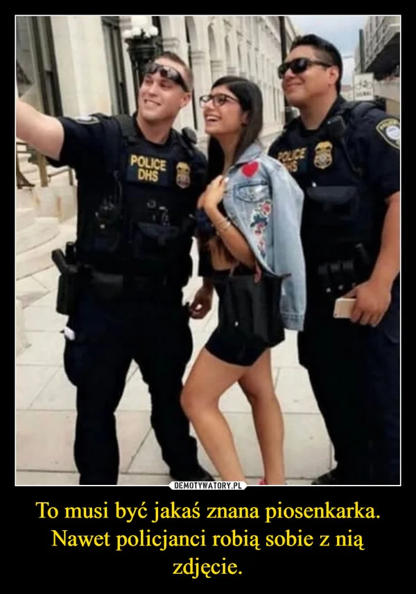 
    To musi być jakaś znana piosenkarka. Nawet policjanci robią sobie z nią zdjęcie.