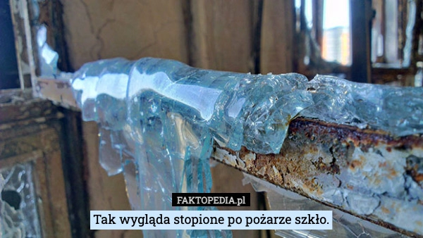 
    Tak wygląda stopione po pożarze szkło.