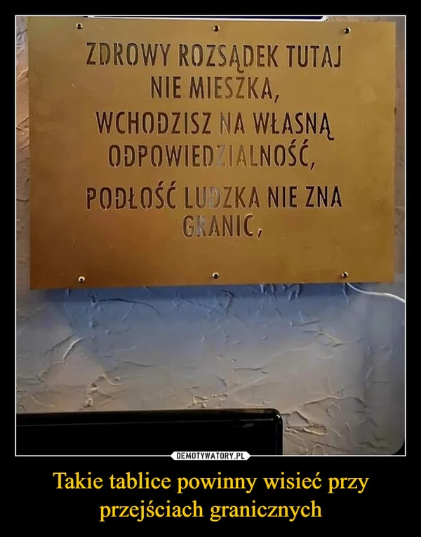 
    Takie tablice powinny wisieć przy przejściach granicznych