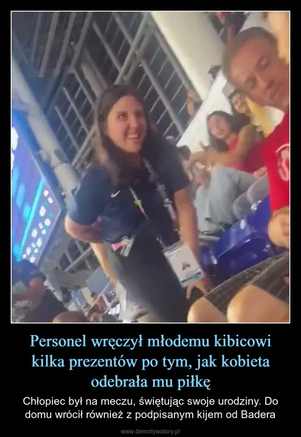 
    Personel wręczył młodemu kibicowi kilka prezentów po tym, jak kobieta odebrała mu piłkę