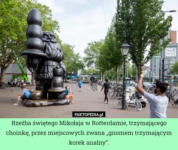 
    Rzeźba świętego Mikołaja w Rotterdamie, trzymającego choinkę, przez miejscowych