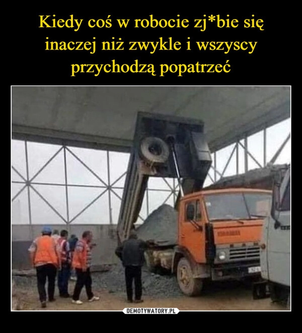 
    Kiedy coś w robocie zj*bie się inaczej niż zwykle i wszyscy przychodzą popatrzeć