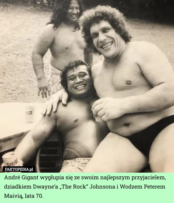 
    André Gigant wygłupia się ze swoim najlepszym przyjacielem, dziadkiem Dwayne’a