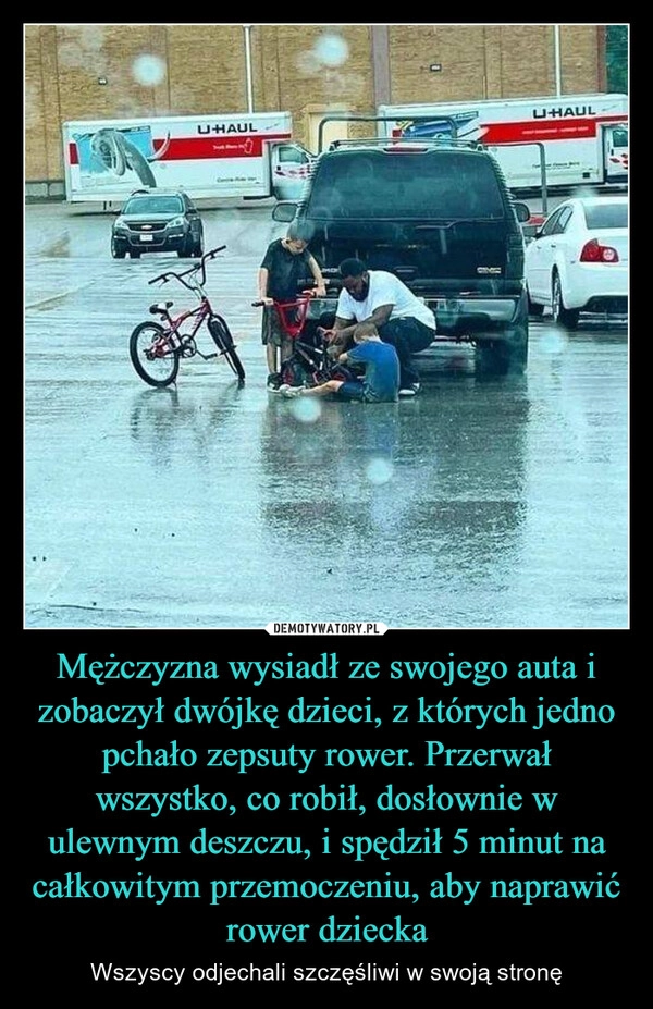 
    Mężczyzna wysiadł ze swojego auta i zobaczył dwójkę dzieci, z których jedno pchało zepsuty rower. Przerwał wszystko, co robił, dosłownie w ulewnym deszczu, i spędził 5 minut na całkowitym przemoczeniu, aby naprawić rower dziecka