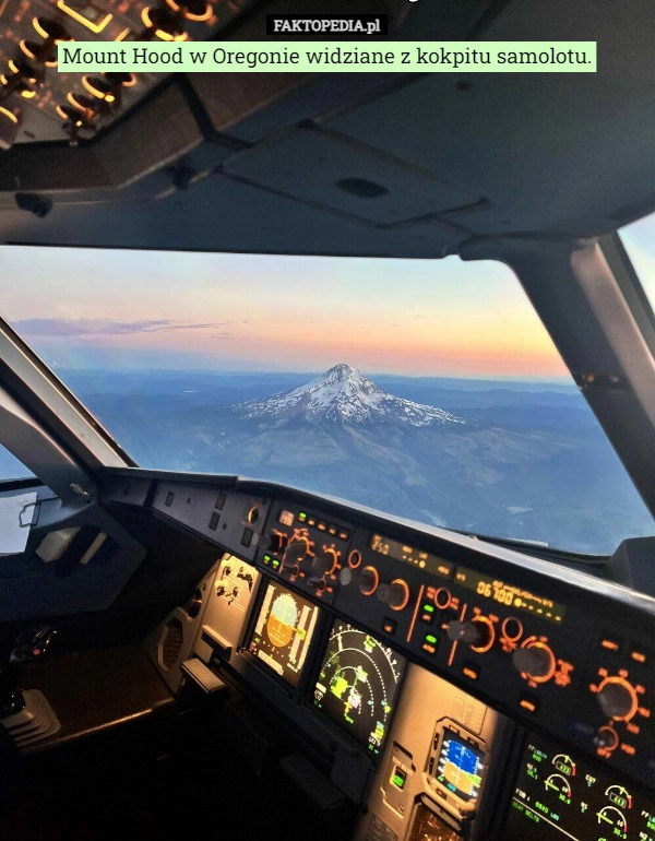 
    Mount Hood w Oregonie widziane z kokpitu samolotu.