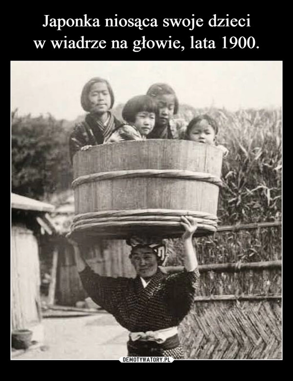 
    Japonka niosąca swoje dzieci
w wiadrze na głowie, lata 1900.