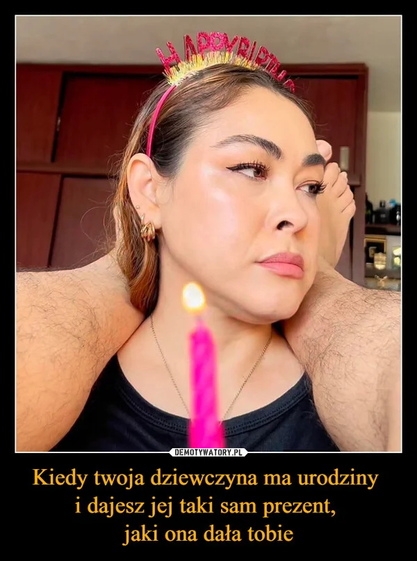 
    Kiedy twoja dziewczyna ma urodziny i dajesz jej taki sam prezent, jaki ona dała tobie