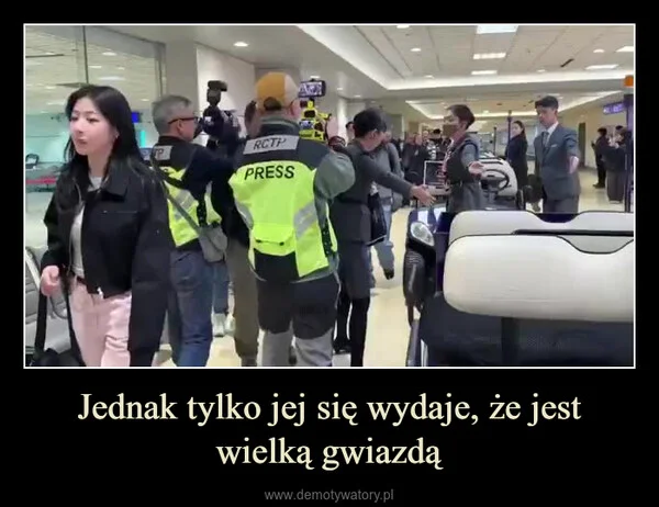 Jednak tylko jej się wydaje, że jest wielką gwiazdą
