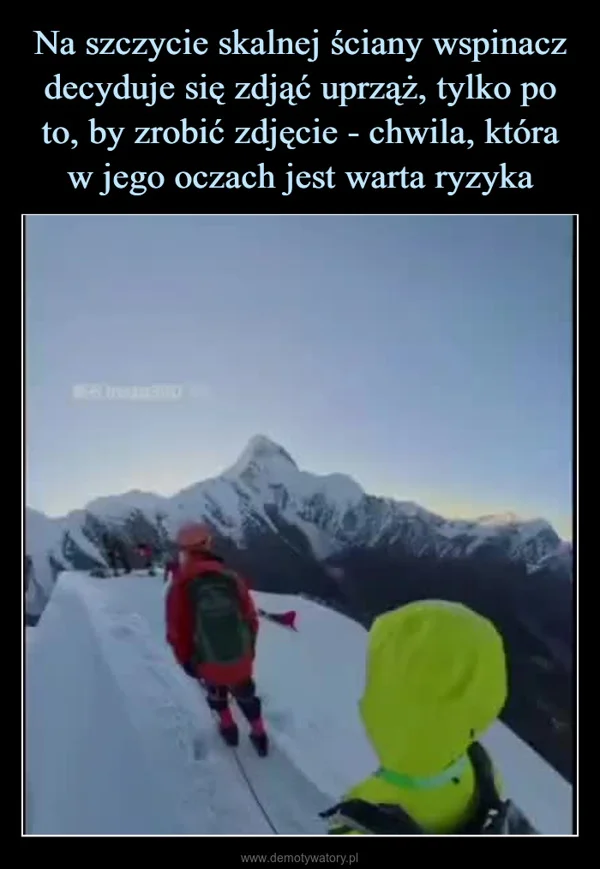 
    Na szczycie skalnej ściany wspinacz decyduje się zdjąć uprząż, tylko po to, by zrobić zdjęcie - chwila, która w jego oczach jest warta ryzyka