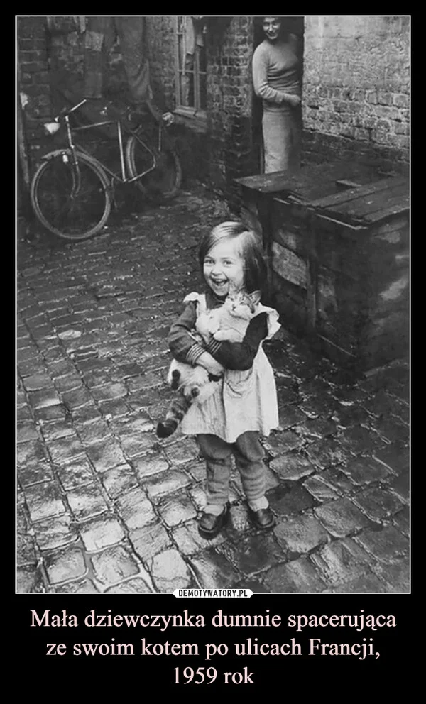 
    Mała dziewczynka dumnie spacerująca ze swoim kotem po ulicach Francji, 1959 rok