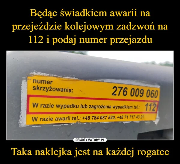 
    Będąc świadkiem awarii na przejeździe kolejowym zadzwoń na 112 i podaj numer przejazdu Taka naklejka jest na każdej rogatce