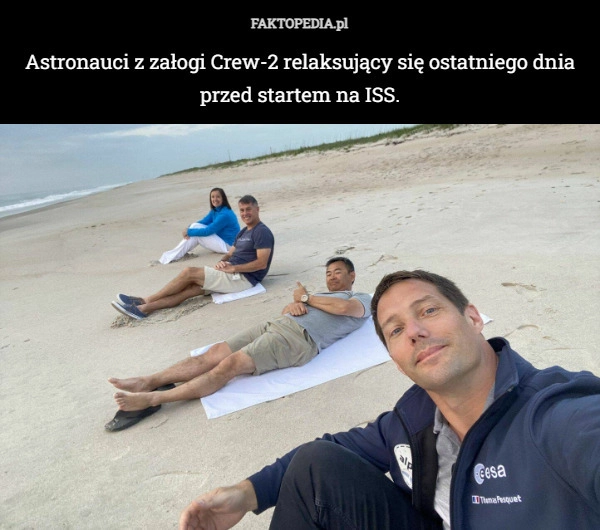 
    Astronauci z załogi Crew-2 relaksujący się ostatniego dnia przed startem