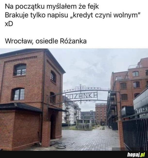 
    Odrestaurowana brama młyna jakoś dziwnie wygląda w tym miejscu