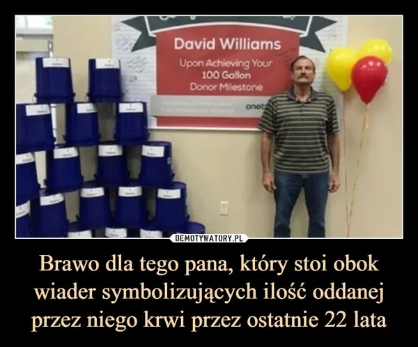 
    Brawo dla tego pana, który stoi obok wiader symbolizujących ilość oddanej przez niego krwi przez ostatnie 22 lata