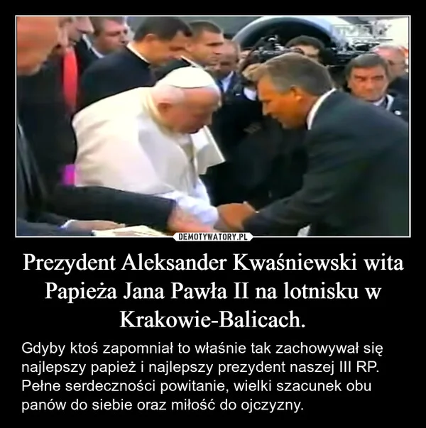 
    Prezydent Aleksander Kwaśniewski wita Papieża Jana Pawła II na lotnisku w Krakowie-Balicach.