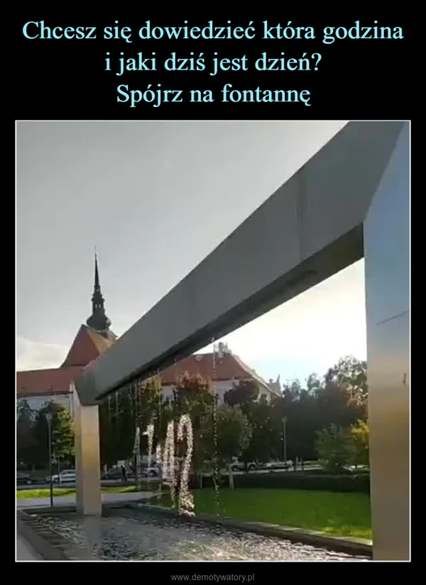 
    Chcesz się dowiedzieć która godzina i jaki dziś jest dzień? Spójrz na fontannę
