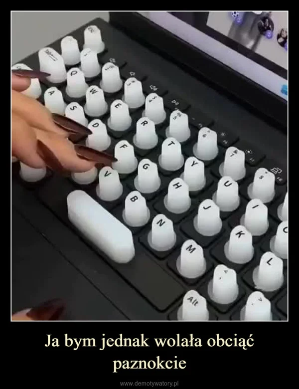 
    Ja bym jednak wolała obciąć paznokcie