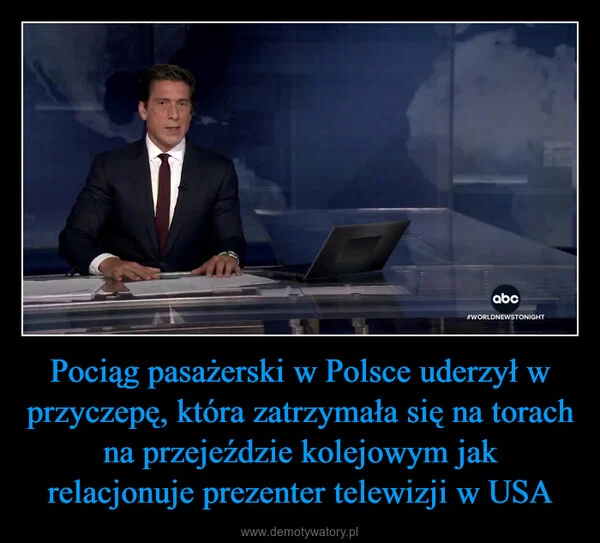 
    Pociąg pasażerski w Polsce uderzył w przyczepę, która zatrzymała się na torach na przejeździe kolejowym jak relacjonuje prezenter telewizji w USA